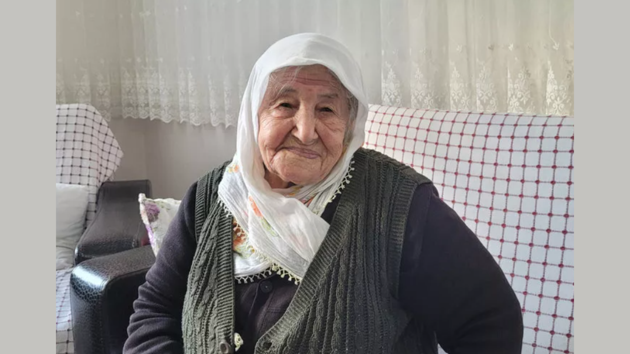 O femeie de 106 ani din Turcia s-a vindecat de COVID-19 acasă. „Dacă nu eram vaccinată, situația era alta”