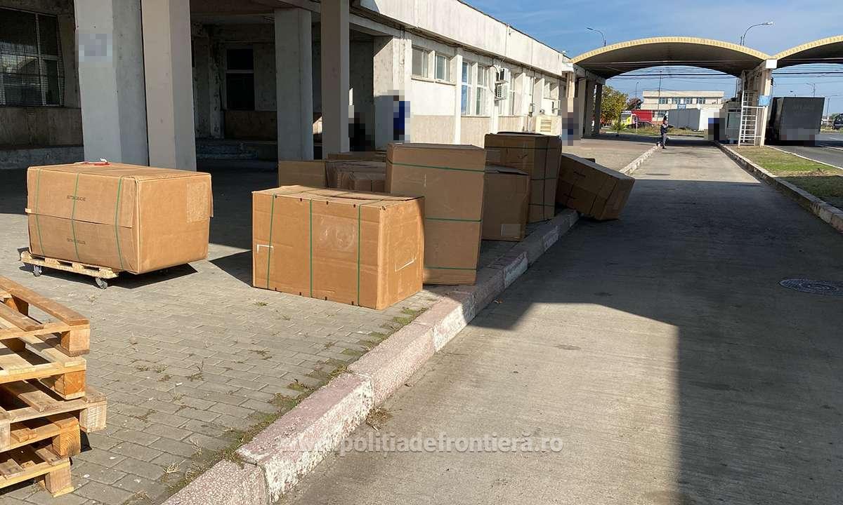 Vameșii din Giurgiu au descoperit peste 3,3 tone de tutun neprelucrat, ascunse într-un TIR cu piese auto (FOTO-VIDEO)