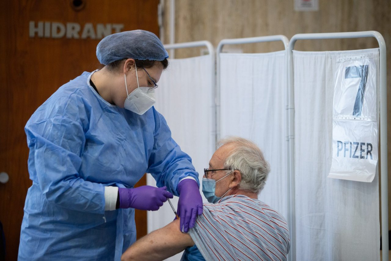 Peste 101.000 de cazuri de infecții respiratorii acute s-au înregistrat în ultima săptămână raportată de autoritățile sanitare. Care sunt estimările specialiștilor privind evoluția virozelor și a pandemiei de COVID-19