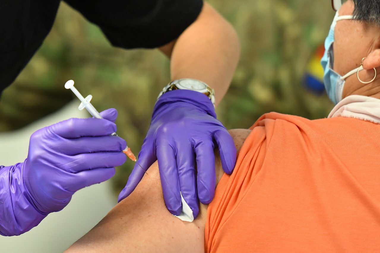 Un medic infecționist susține că vaccinul nu funcționează în oprirea transmiterii virusului: Spitalele se umplu tot mai mult şi de vaccinaţi