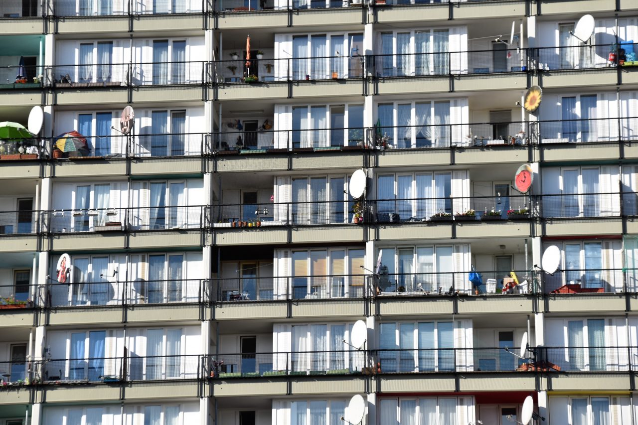 Dezvoltatorii imobiliari anunță că locuințele se vor scumpi cu cel puțin 30%. Economist: Unii încearcă să manipuleze consumatorii