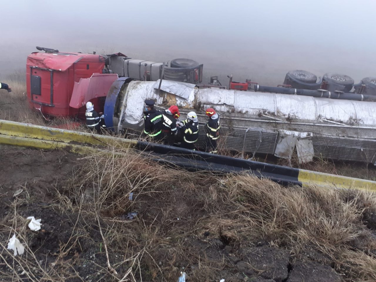 VIDEO & FOTO | Trafic blocat pe DN 6 – E 70 după ce o autocisternă, încărcată cu sodă caustică, s-a răsturnat