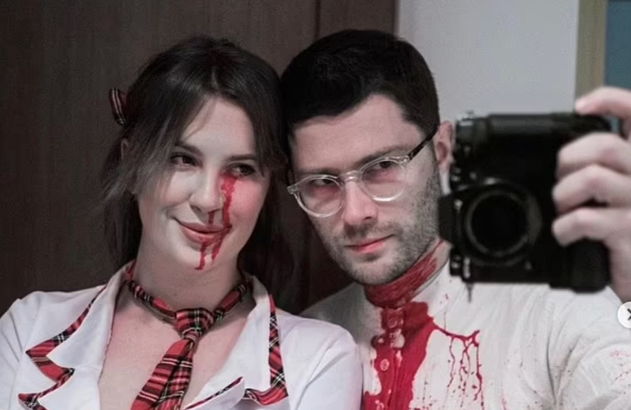 Ireland Baldwin, fiica lui Alec Baldwin, criticată de fani după ce a postat o fotografie în care apare îmbrăcată într-un costum „însângerat”