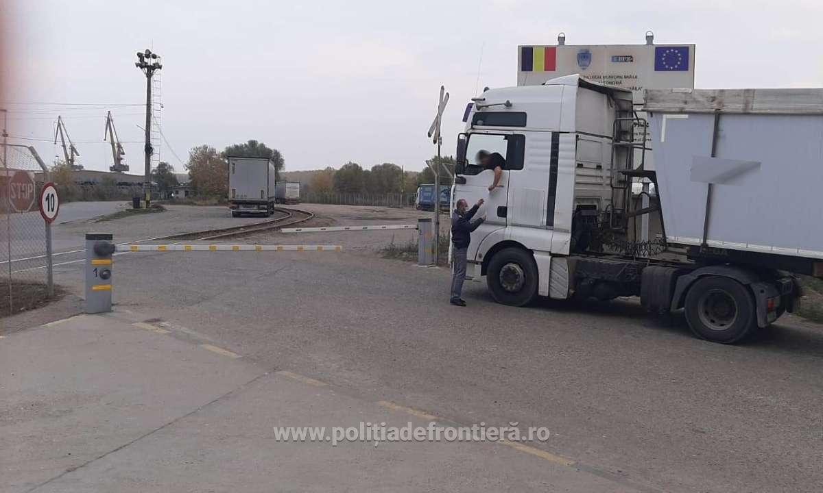 Un şofer român de TIR a fost la un pas de moarte în Italia, după ce un coleg marocan l-a ameninţat cu un pistol de jucărie