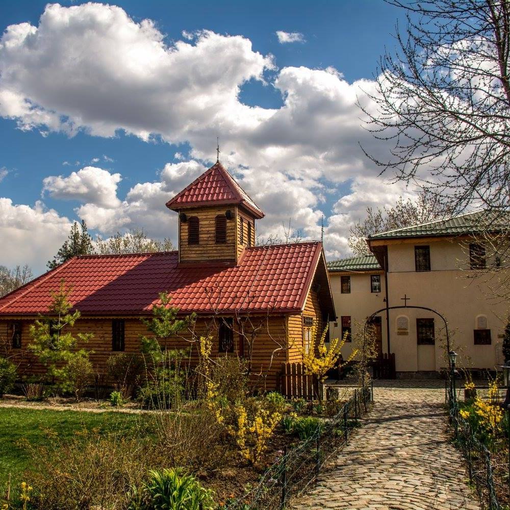Propagandă antivaccin la avizierul unei biserici din campusul studențesc Agronomie. Preot: Eu dorm foarte bine. Am o datorie să le spun adevărul oamenilor