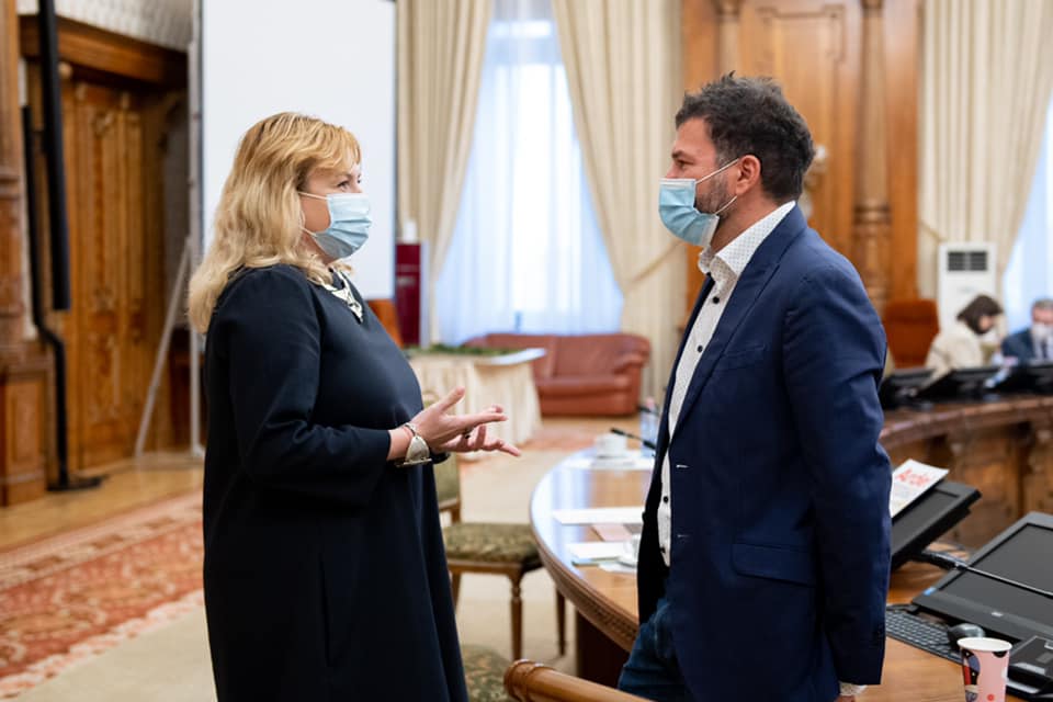 Anca Dragu: Sute de tone de gunoaie sunt arse ilegal zilnic la marginile oraşelor. E un atentat la sănătatea publică