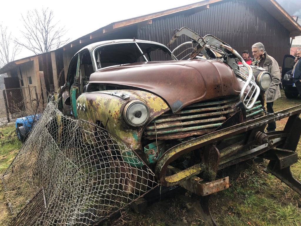 Mașina Buick din 1940 a lui Gheorghe Gheorghiu-Dej, găsită abandonată  pe câmp. Cum arată după ce a fost refăcută și pusă pe calea ferată