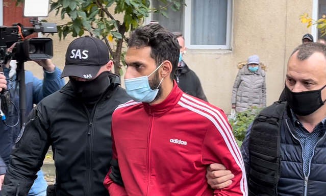 VIDEO | Ucigașul fetiței de la Arad, adus la locul abominabilei fapte. Bărbatul a avut și prima reacție la întrebările reporterilor