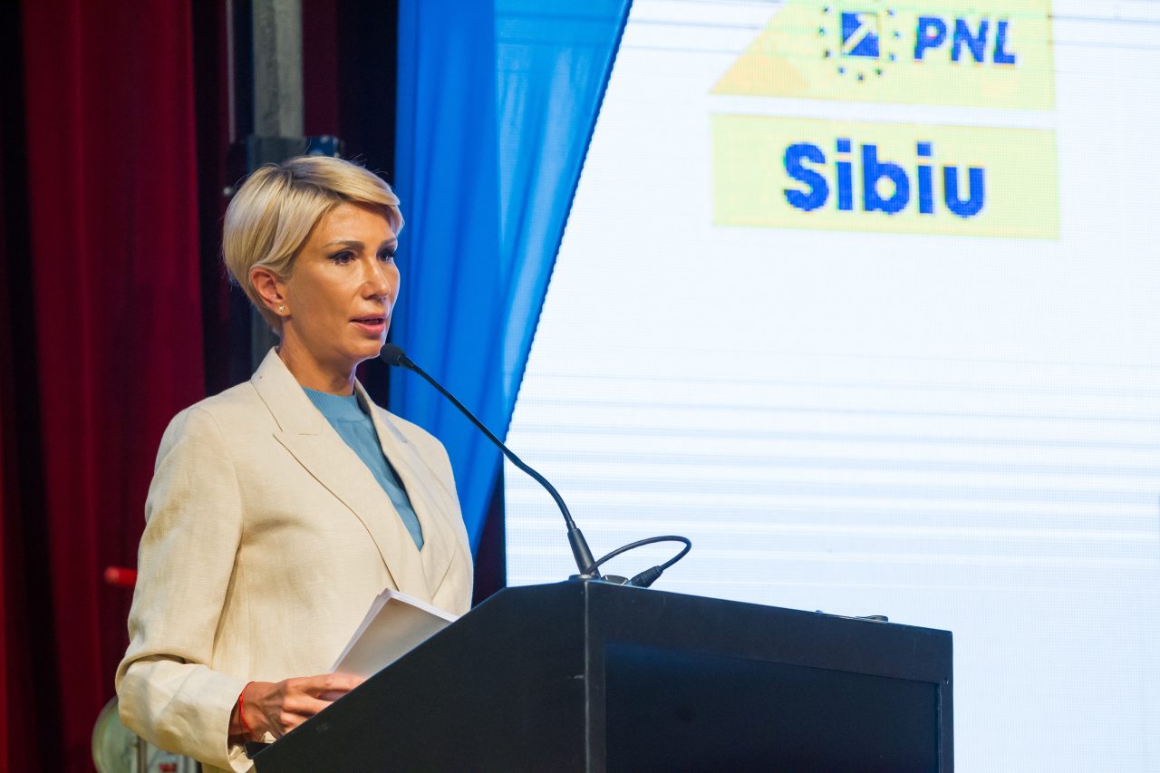 Raluca Turcan cere demisia lui Florin Cîțu din fruntea PNL: „V-ați milogit la Ciolacu să prindeți un colț de pâine. Florin, ești dispus să joci la poker până și banii de pensii”
