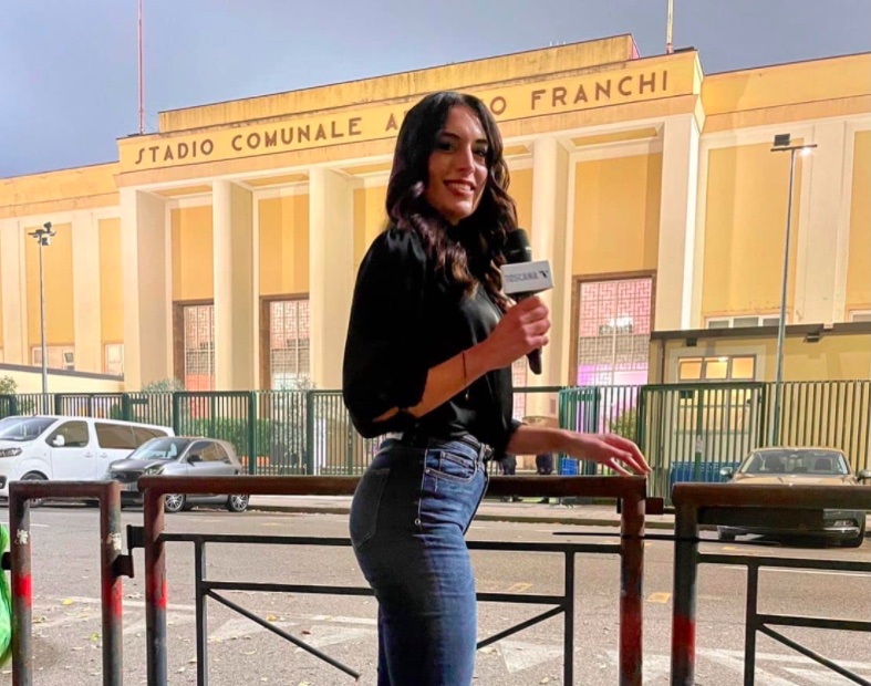 Jurnalistă din Italia, hărțuită și molestată în direct de câțiva fani ai Fiorentinei
