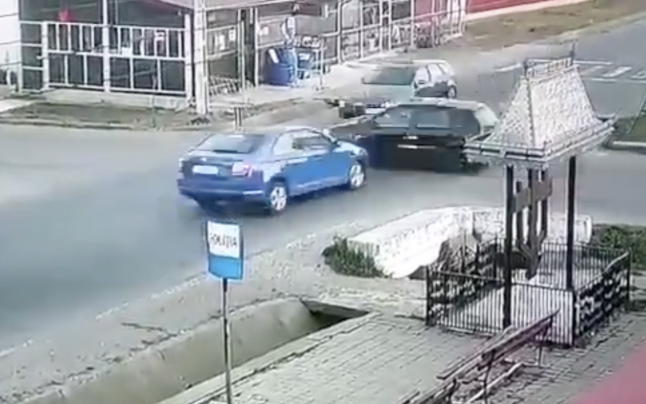 O persoană a murit și cinci au fost rănite, între care un copil de 2 ani, după impactul a trei mașini într-o intersecție din județul Iași. Accidentul a fost surprins de camerele de supraveghere (VIDEO)