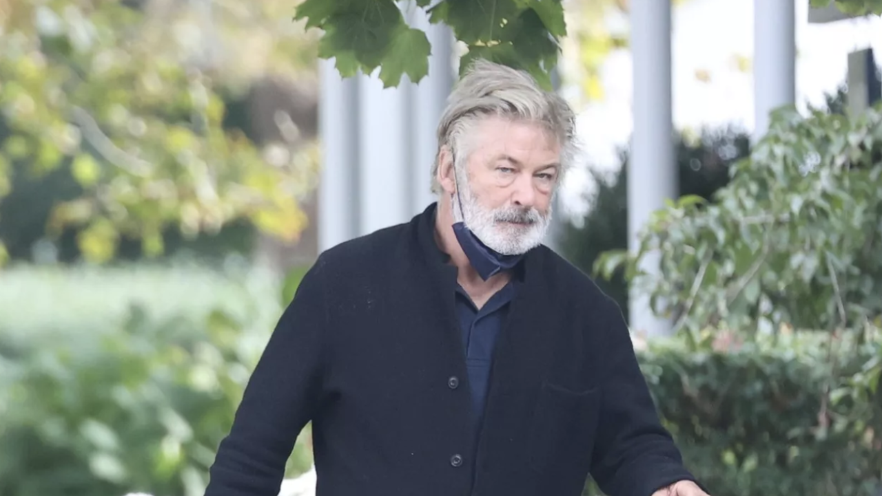 Actorul Alec Baldwin vrea ca pe platourile de filmare să fie prezent un polițist pentru a verifica siguranța armelor