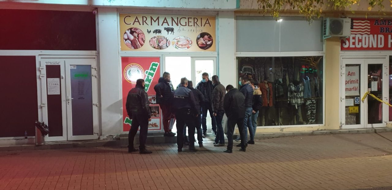 Un bărbat a tras cu o armă cu bile în fața unei carmangerii din Arad și l-a tăiat cu un cuțit pe patron. Agresorul a fost reținut (VIDEO)