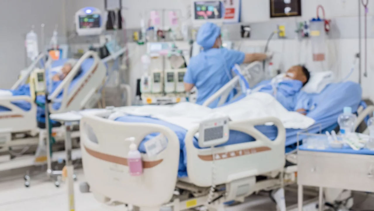 Medicii din Buhuși au salvat un pacient bolnav de Covid, nevaccinat, în stare gravă. Bărbatul ajunsese la spital cu plâmânii afectati 80% și saturație 50