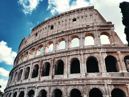 Doi turiști americani au fost amendați cu 800 de euro pentru că au intrat în Colosseumul din Roma să bea bere
