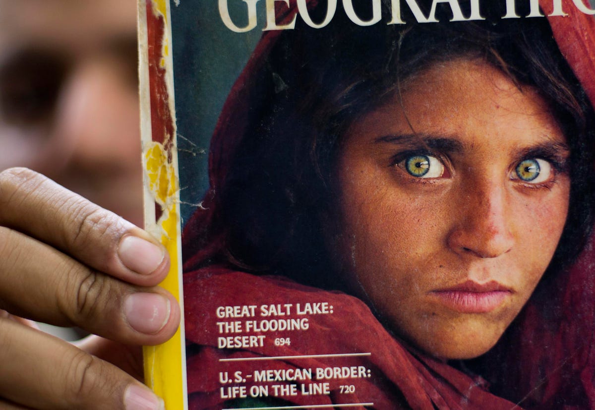 Sharbat Gula, celebra „fată afgană” a anilor ’80, a primit azil în Italia