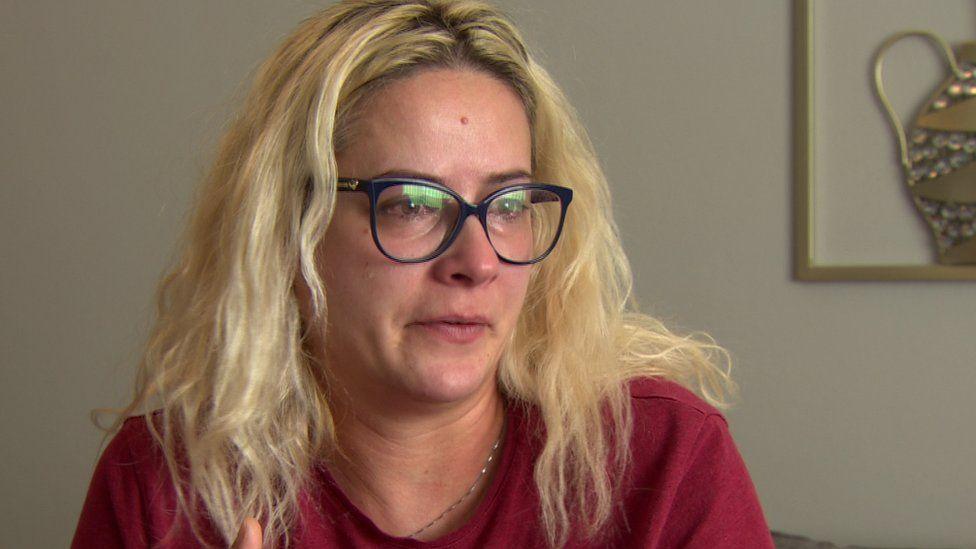 Familie de români, stabilită în Irlanda de Nord, victima de atacuri rasiste. Mai mulți adolescenţi au aruncat cu pietre spre casa lor