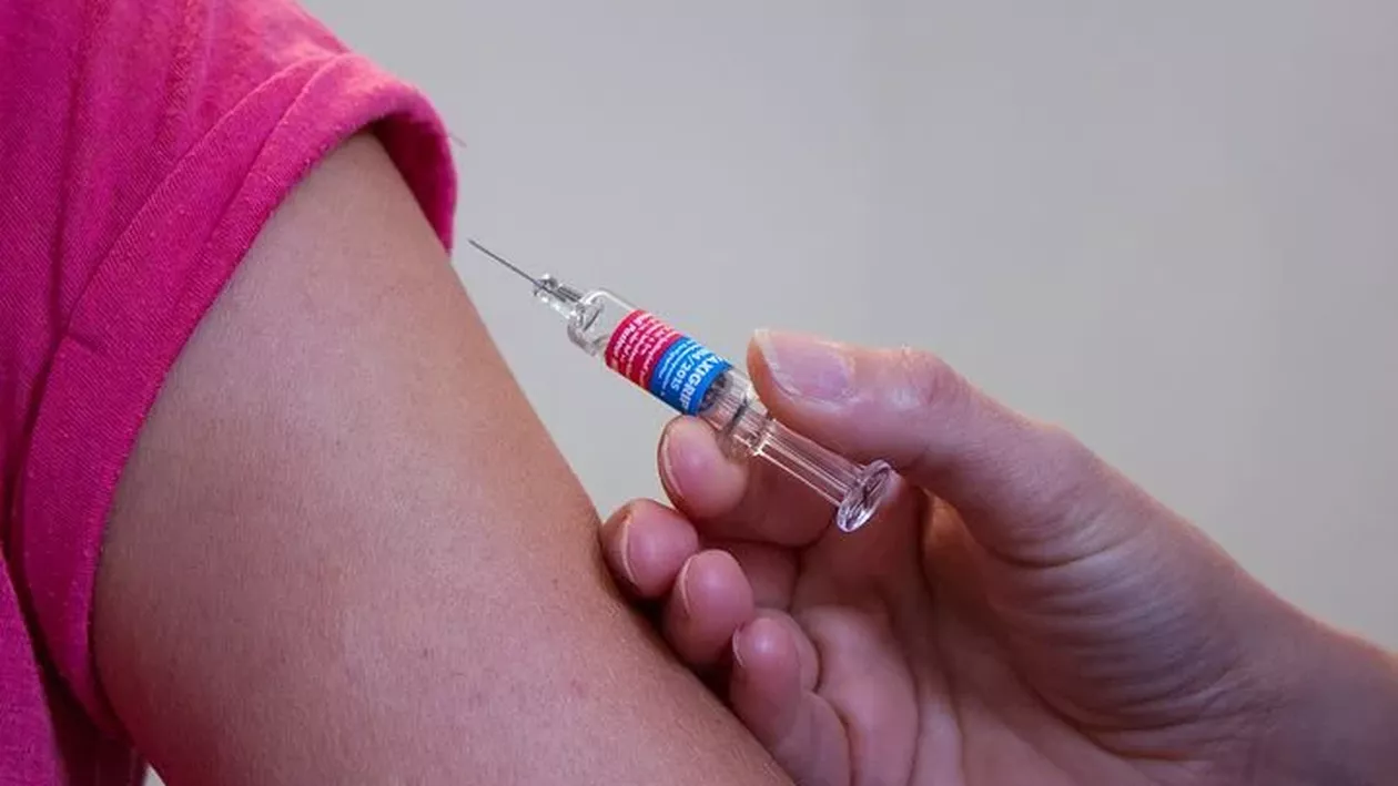Părinții care își duc copiii la vaccinare anti-COVID-19 vor beneficia de o zi liberă plătită