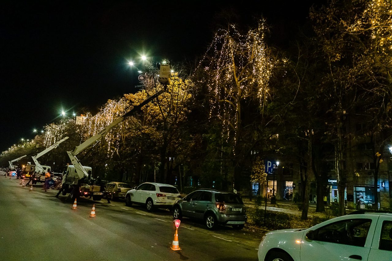 În București au fost montate primele luminițe pentru Crăciun. Nicuşor Dan: „Ne vom limita la ornamente pentru zona centrală a oraşului”