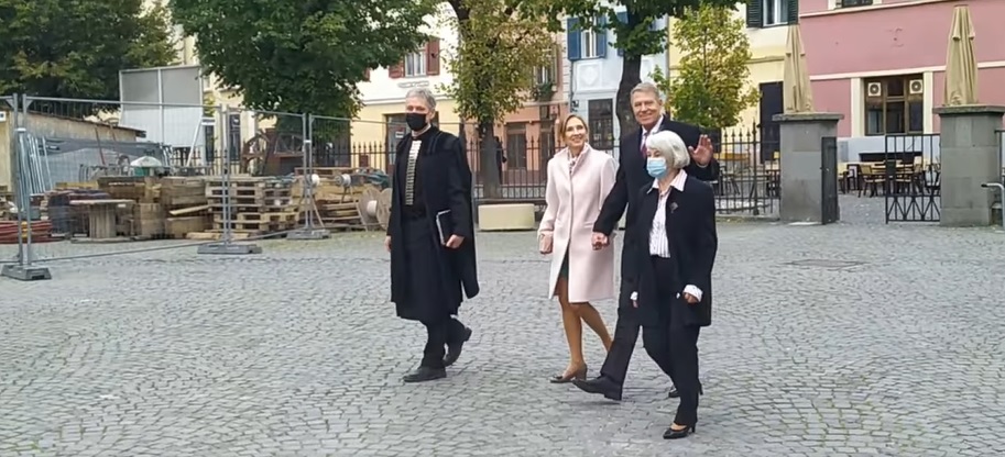 Familia Iohannis a scăpat de amendă, după ce a fost reclamată că nu a purtat mască în spațiul public. Explicațiile polițiștilor