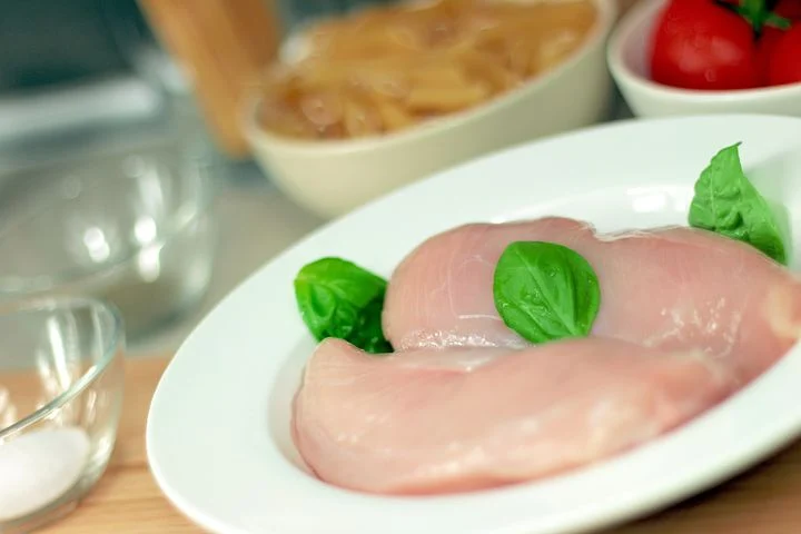 Metro retrage din magazine un sortiment de pulpe de pui depistat cu Salmonella Enteritidis