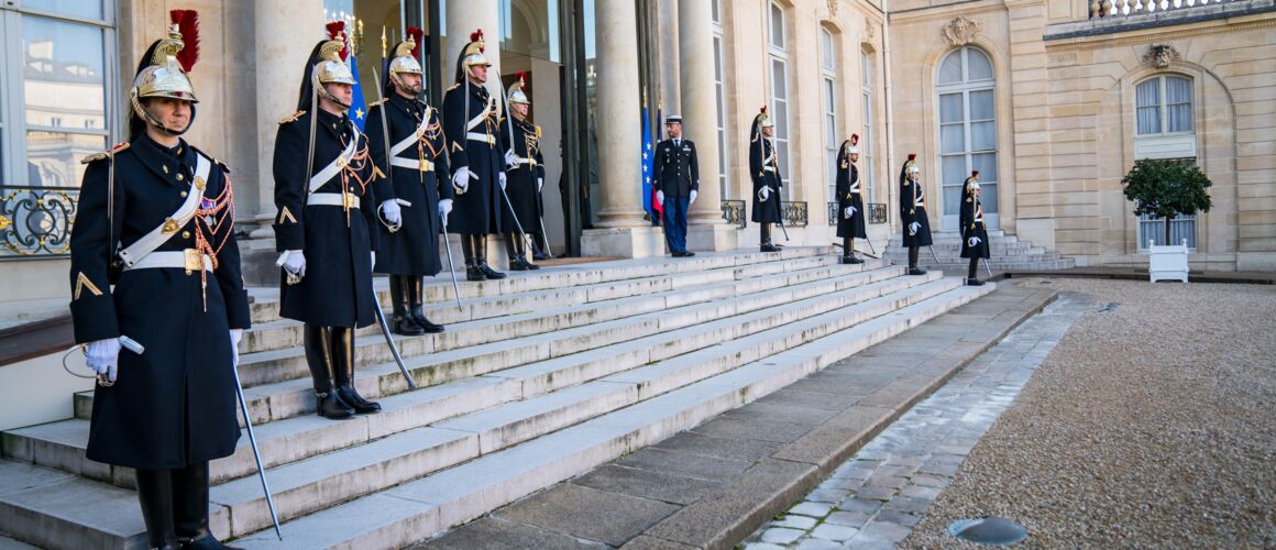 Procurorii francezi investighează un presupus viol petrecut la Palatul Elysee