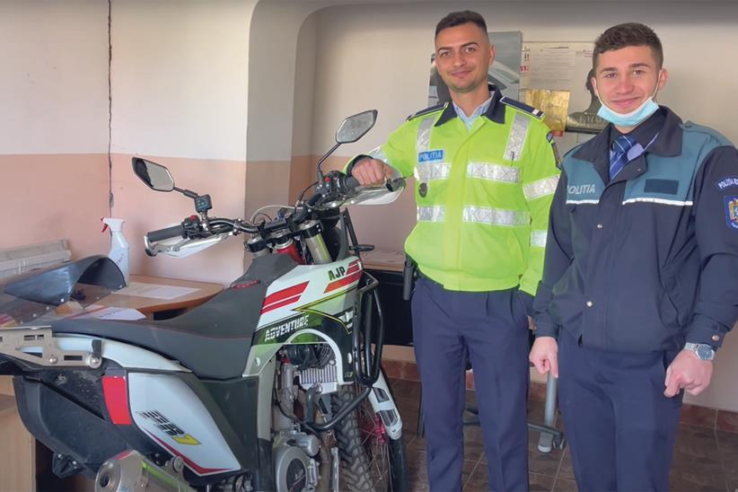 VIDEO. Un britanic și-a urmărit până în România motocicleta furată și a recuperat-o cu ajutorul poliției din comuna Matca