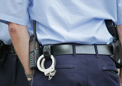 Un bătrân i-a propus unei fete de 11 ani să întreţină relaţii sexuale. Vigilentă, adolescenta a sunat imediat la 112  