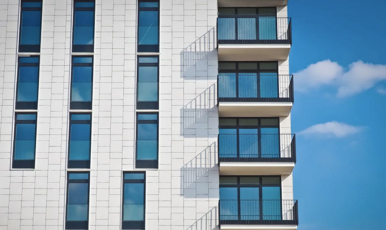 Un bloc a fost construit din greșeală, în Pitești. Cum a reușit constructorul să evite explicațiile