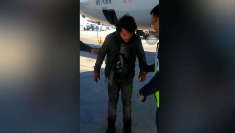 Un migrant a zburat trei ore în trenul de aterizare al unui avion. Angajații aeroportului: „A supraviețuit” (VIDEO)
