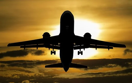 Panică într-un avion după ce pasagerii au primit un mesaj în care erau anunțați că există o bombă la bord