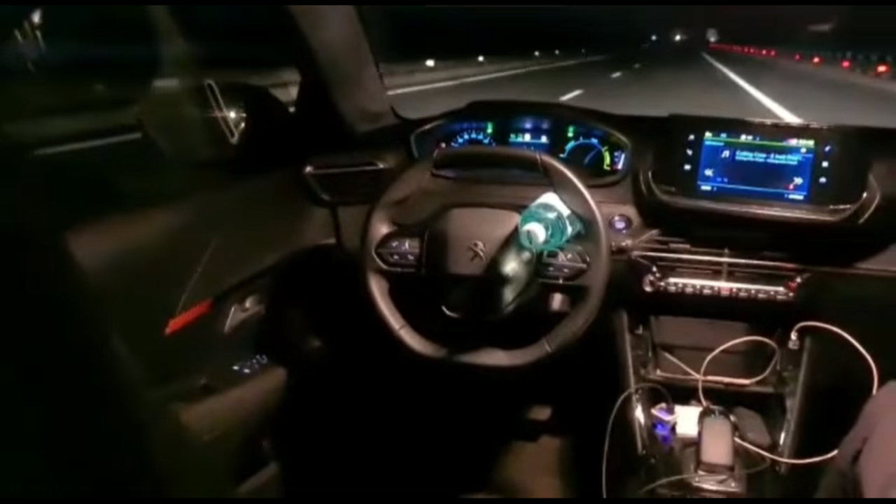 VIDEO | Un șofer a blocat volanul cu o sticlă și s-a mutat pe bancheta din spate, apoi a ajuns în șanț: „Nu e nimeni la volan”