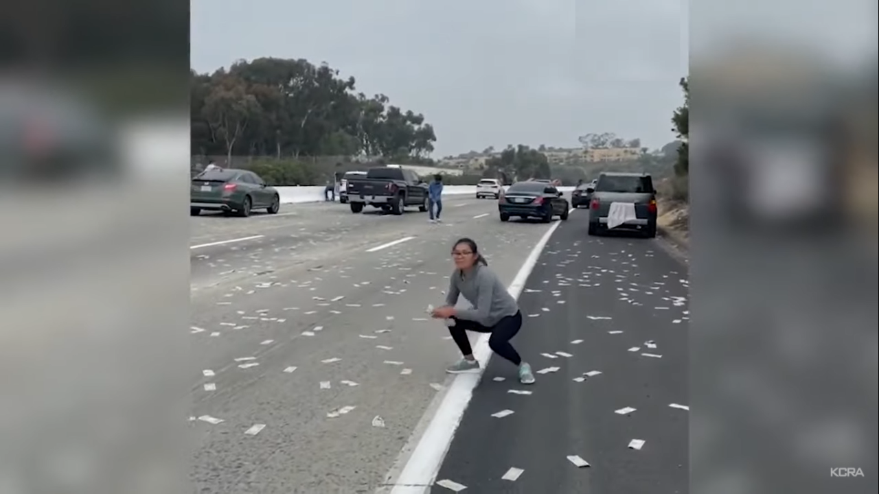 O autostradă din America, blocată după ce ușile unei furgonete s-au deschis și au căzut mii de bancnote. Zeci de şoferi s-au oprit și au încercat să strângă cât mai mulți bani