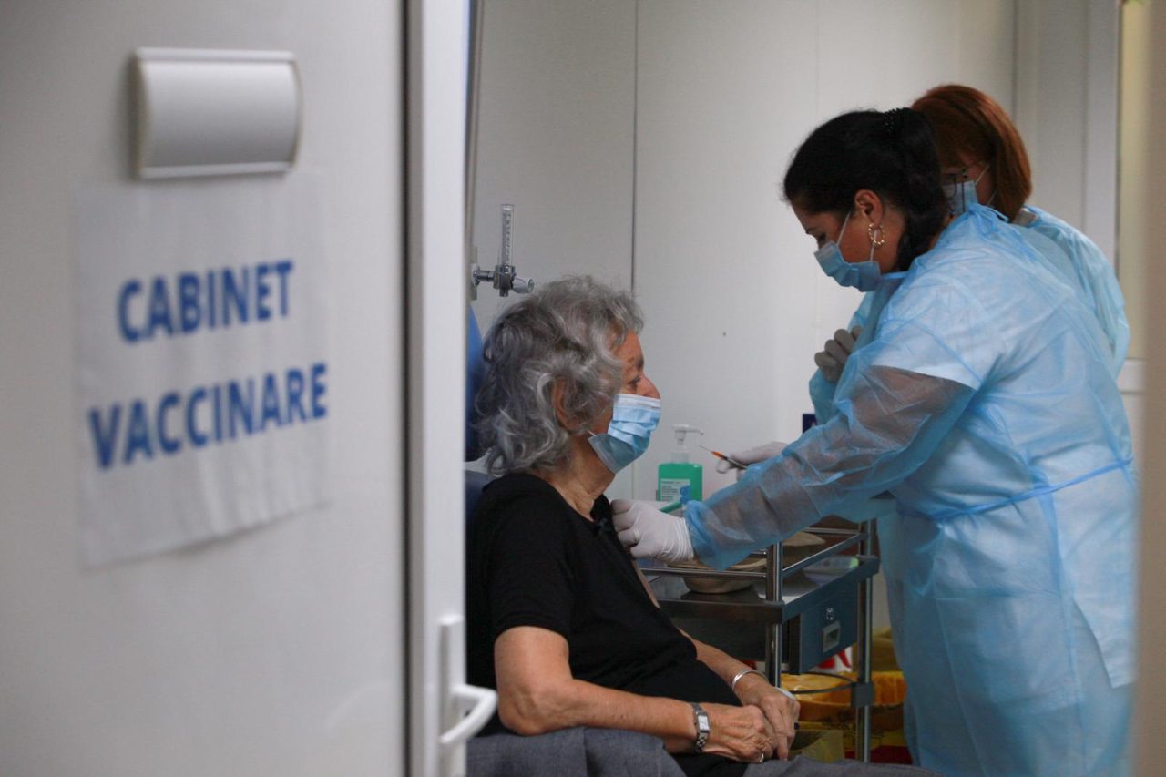 Persoanele vaccinate se pot infecta cu COVID-19 și pot transmite virusul, dar nu la fel ca cei neimunizați. De ce e bine să te vaccinezi, chiar dacă ai trecut prin boală