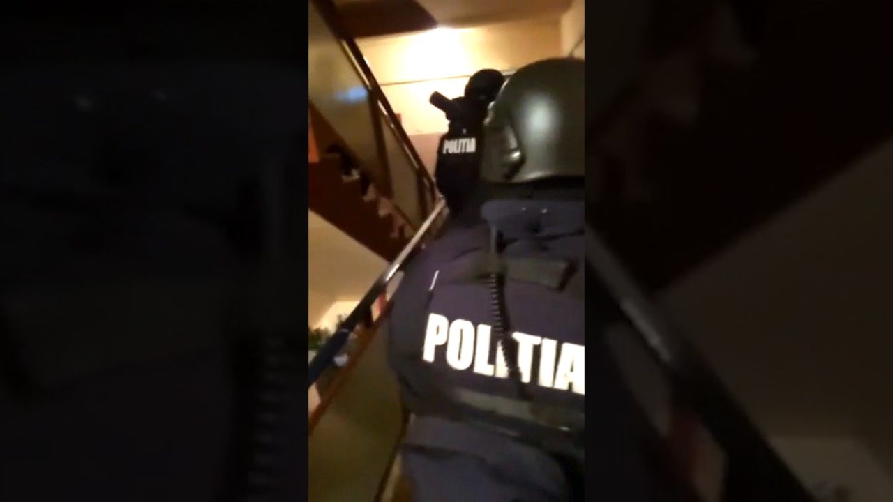 Momentul în care tatăl vitreg al fetiței ucise la Arad este ridicat de mascați. Mesajul transmis de Poliția Română | VIDEO