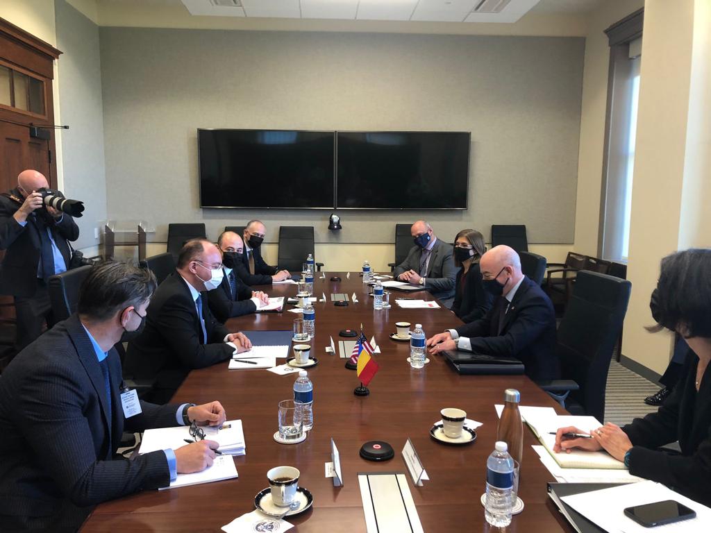 Includerea României în programul Visa Waiver e o prioritate pentru SUA, a reiterat secretarul american pentru securitate internă Alejandro Mayorkas la întrevederea de marți cu Bogdan Aurescu