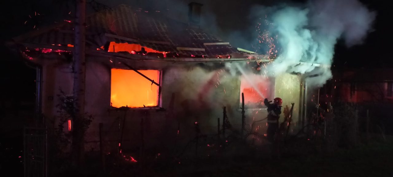 Incendiu la o casă din Sălaj. Un bărbat a fost găsit mort
