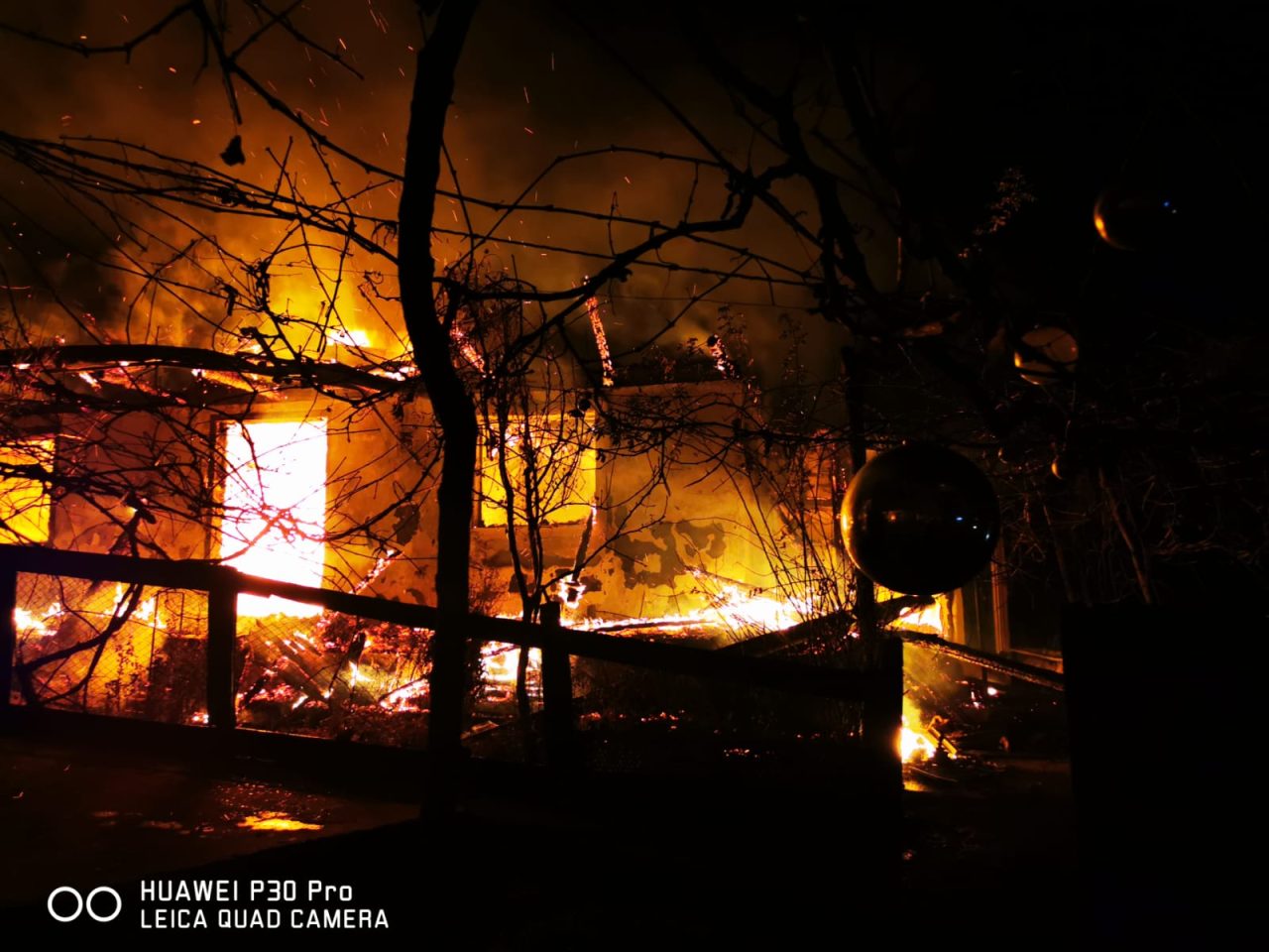 Tragedie în Botoșani. Un bărbat de 42 de ani a murit în urma unui incendiu care i-a mistuit casa | VIDEO