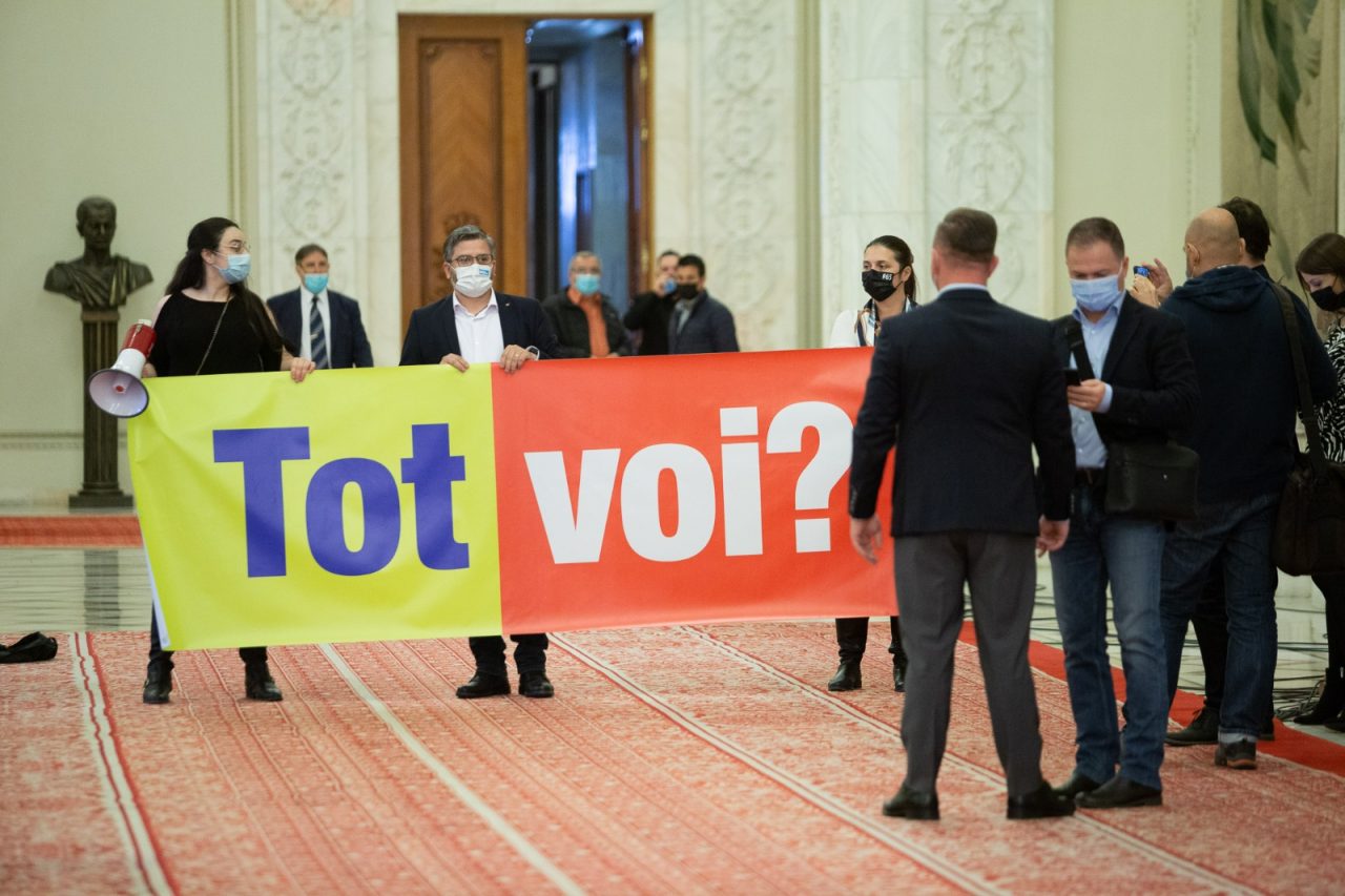 VIDEO | Protest în Parlament, în timpul votului pentru noul Guvern. „Tot voi?”