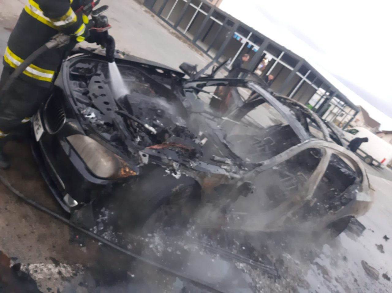 Incident în județul Sibiu. O mașină s-a făcut scrum după ce a luat foc în timp ce staționa