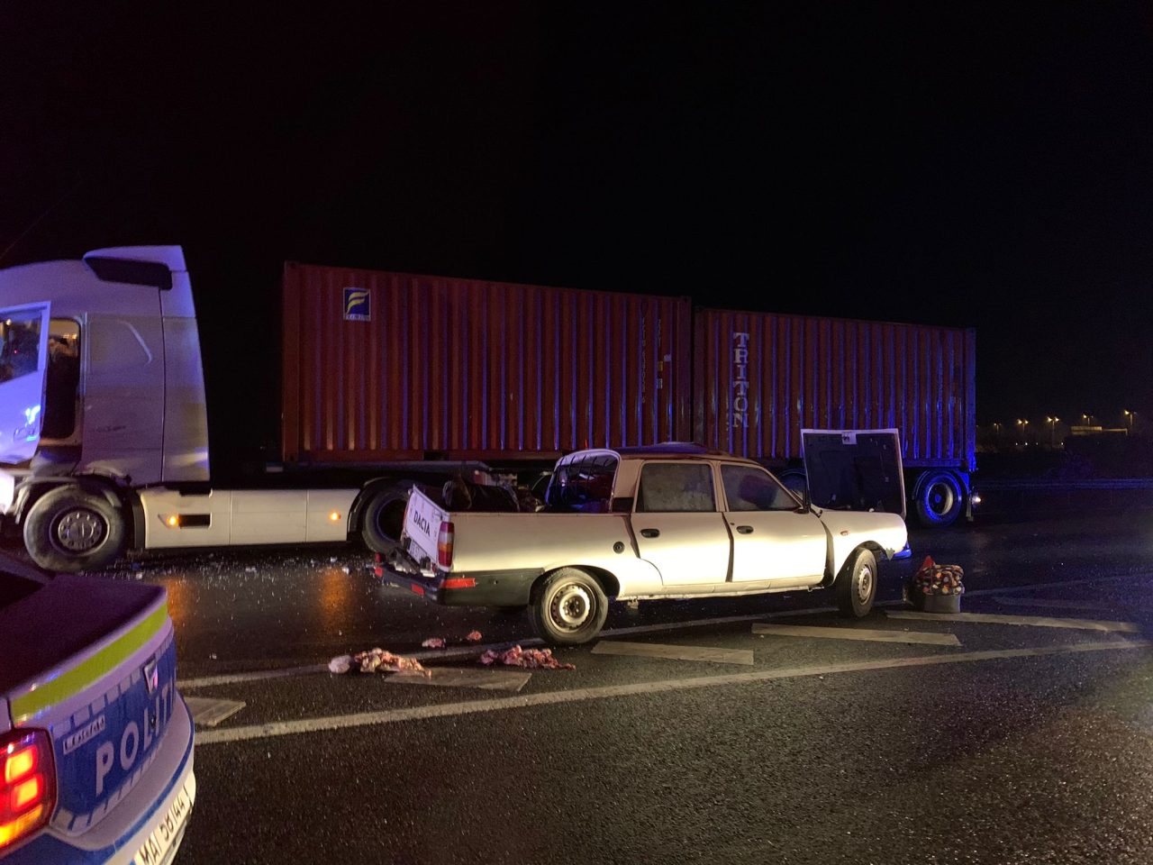 Accident rutier grav în Ștefăneștii de Jos. Doi copii și doi adulți au fost răniți, după ce mașina în care se aflau a lovit frontal un TIR la ieșirea de pe A3 (VIDEO)