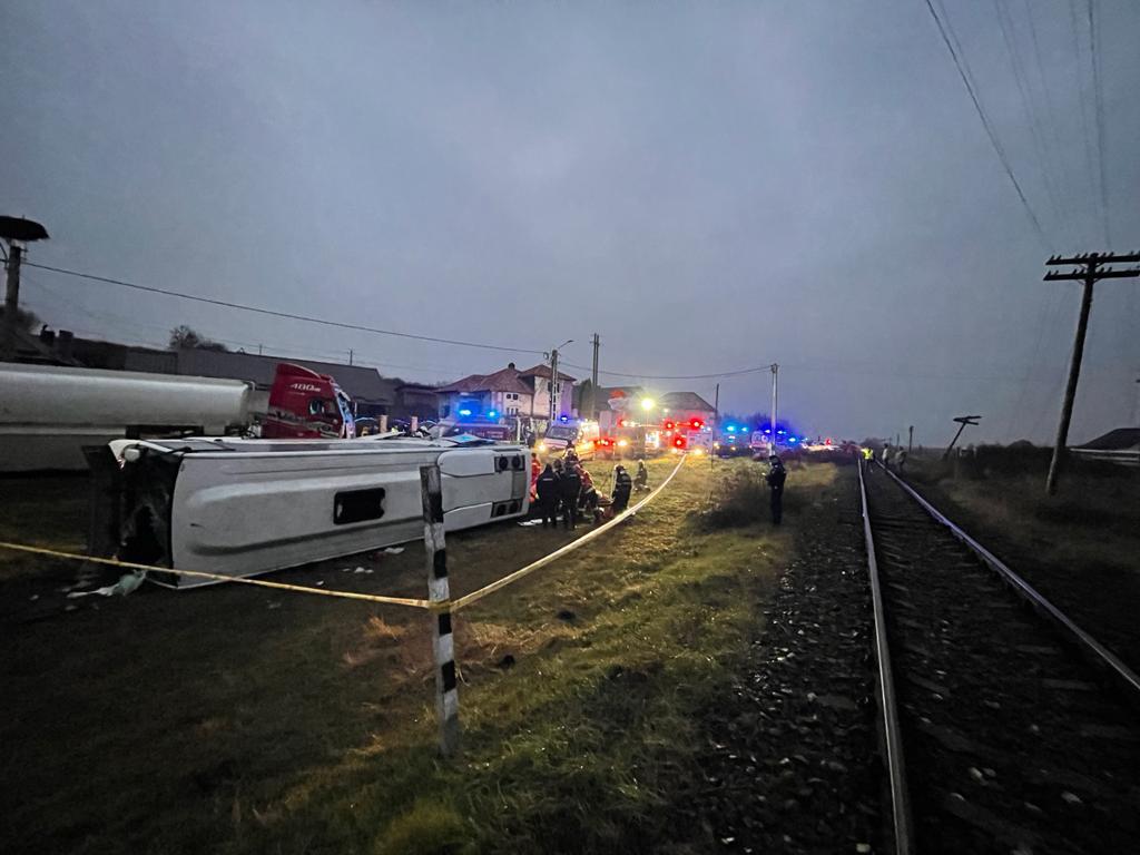 UPDATE – Accident pe o șosea din Bistrița-Năsăud între o cisternă și un autocar, în care au fost implicate 15 persoane. Unul dintre pasageri a murit (FOTO-VIDEO)
