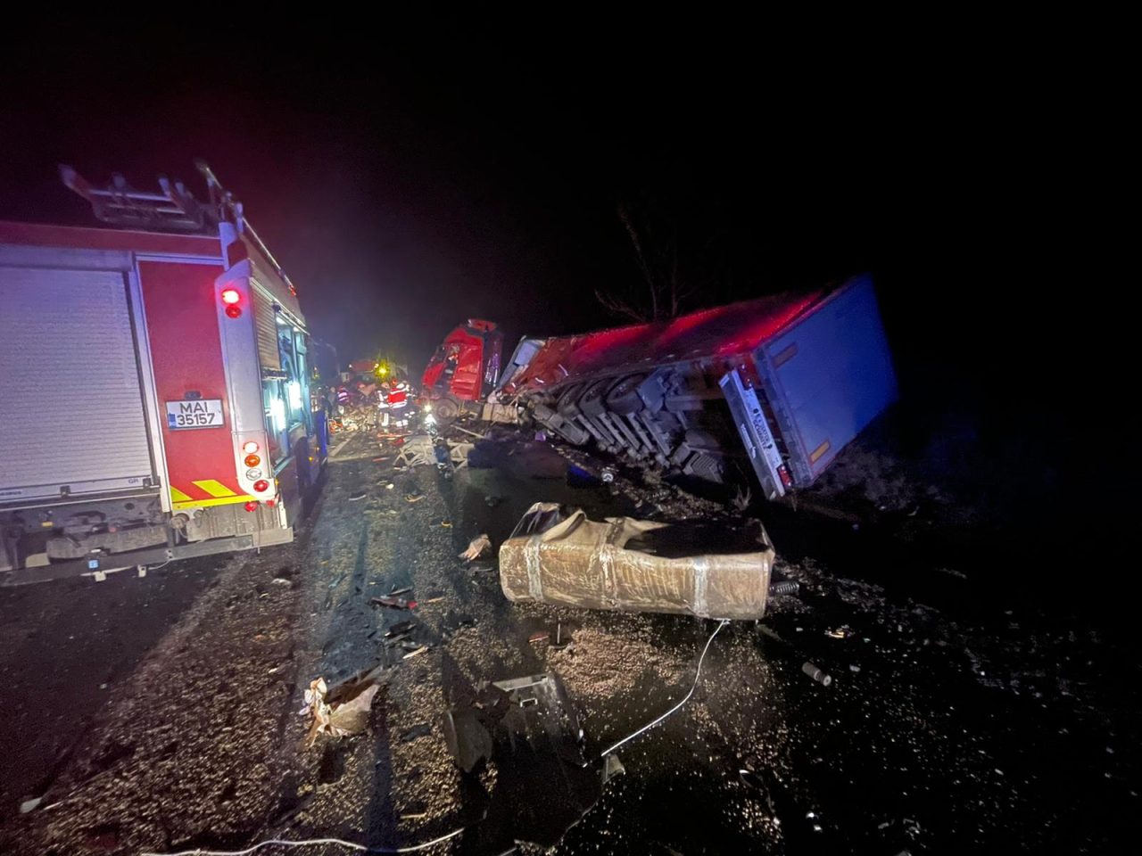 Carambol cu două TIR-uri și un autoturism pe DN6, în județul Caraș-Severin, soldat cu 3 morți și doi răniți