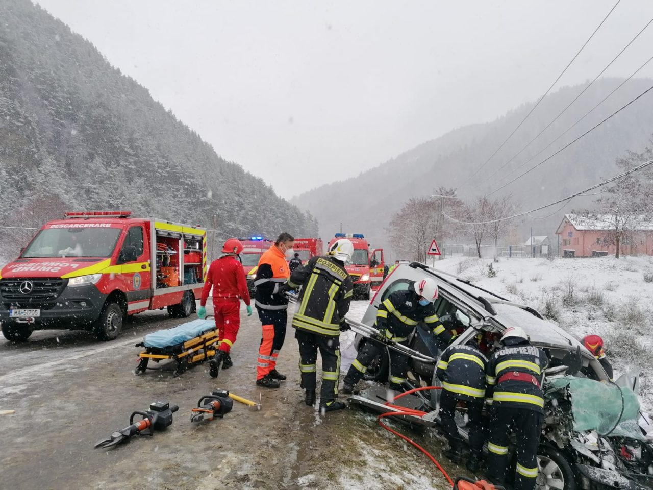 VIDEO | Accident grav în Sibiu: Două persoane au murit în urma unei coliziuni dintre un autobuz și o mașină, la ieșirea din Rășinari spre Păltiniș
