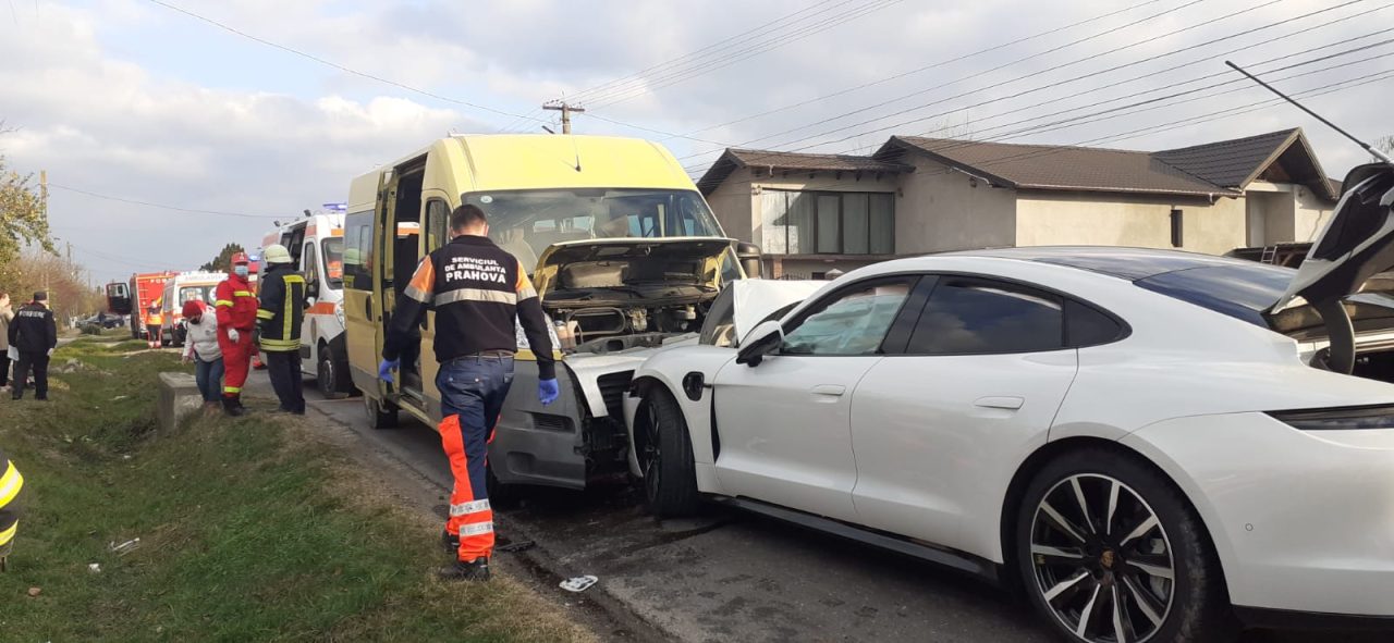 Zece elevi au fost răniți, în urma impactului dintre o mașină și microbuzul școlar în care se aflau