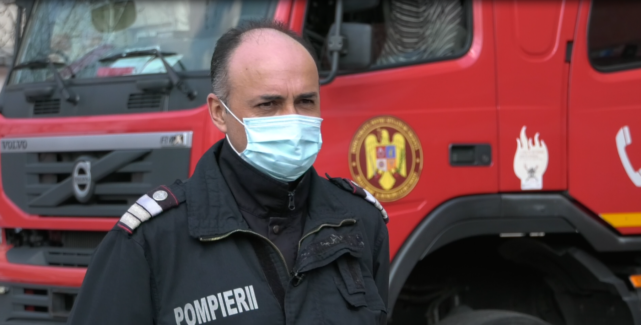 VIDEO | Erou și în timpul liber. Povestea lui Adrian, pompierul care își împarte viața între salvarea oamenilor din ghearele focului și copiii săraci