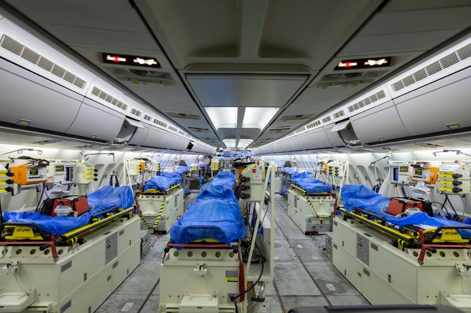 Încă șase pacienți români cu forme grave de COVID-19 sunt transferați în Germania. Cum este dotată aeronava