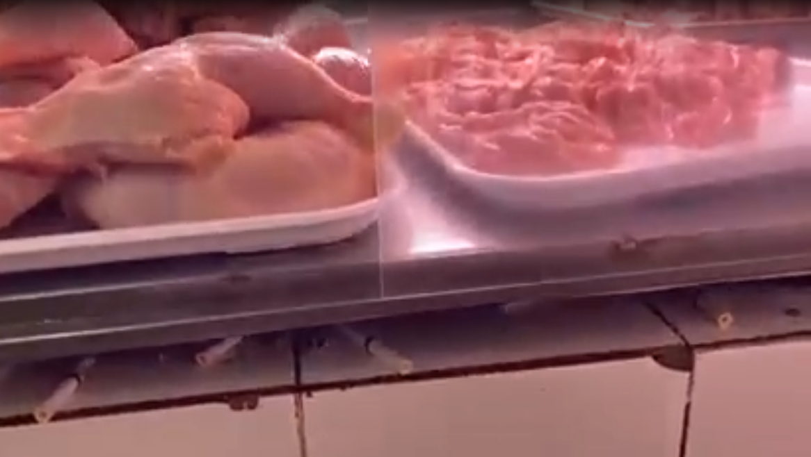 VIDEO | Mizerie, vitrine ruginite și carne stricată, „oferta” Halei Centrale din Giurgiu