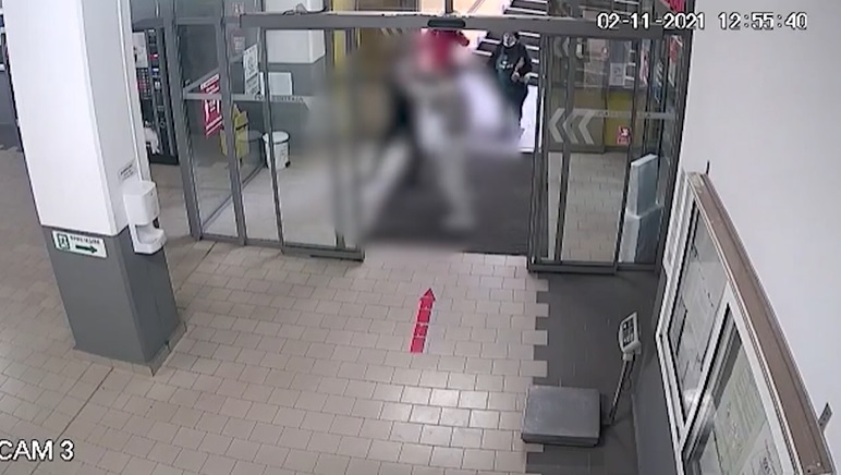 Un vasluian, pus în libertate după ce a snopit în bătaie un polițist local care în atenționase se poarte masca de protecție. Ce au decis procurorii – VIDEO