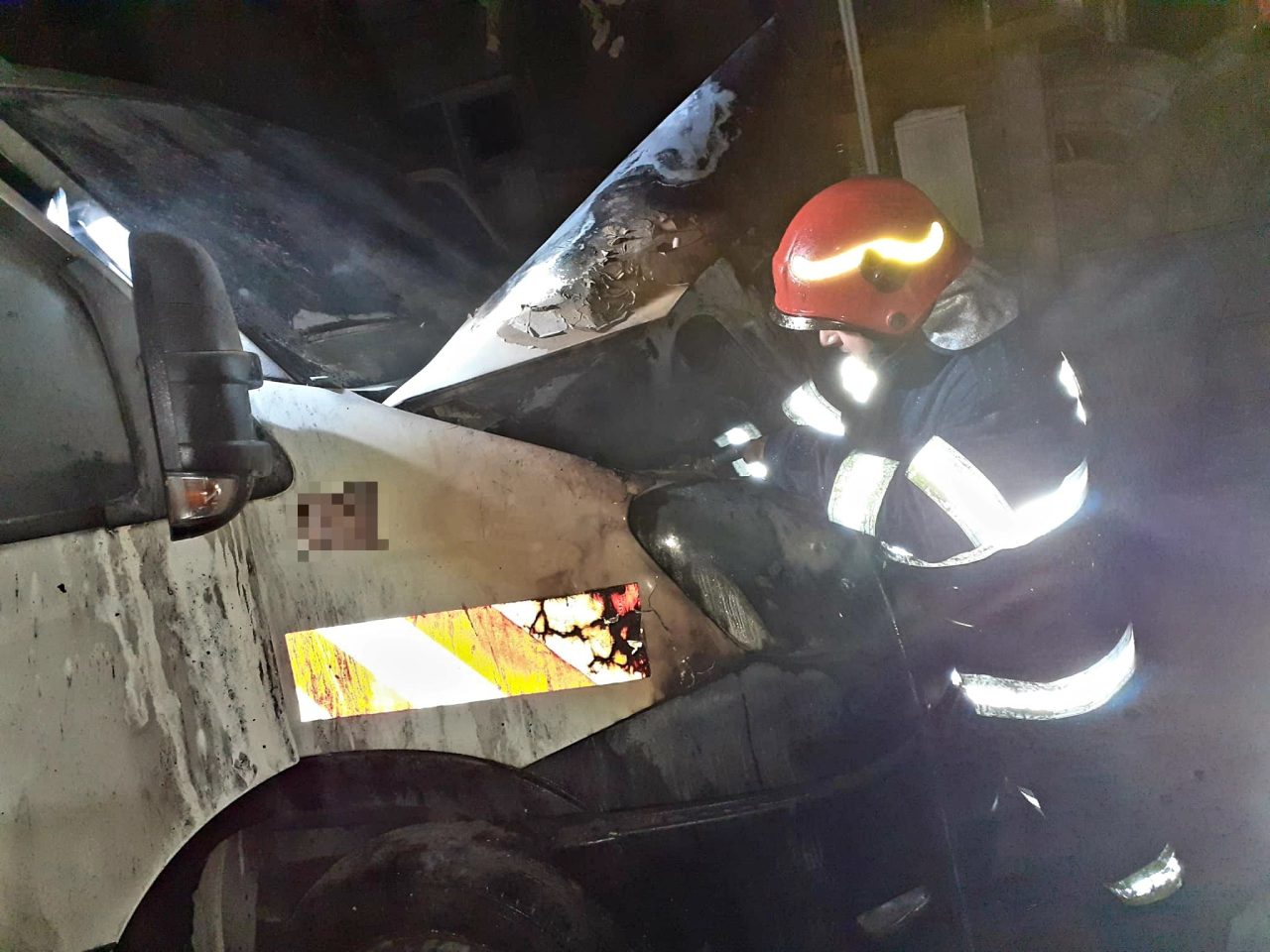 FOTO | O autoutilitară a luat foc, joi dimineață, într-o localitate din Giurgiu